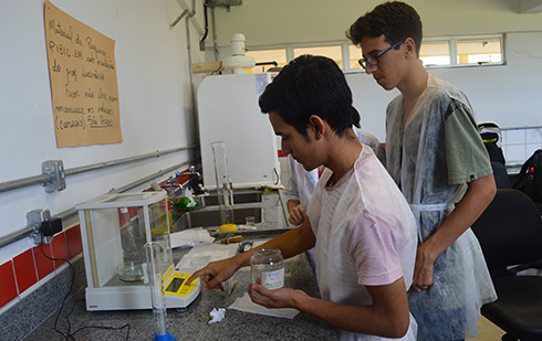 Em laboratório, estudantes  analisam espécie de peixe